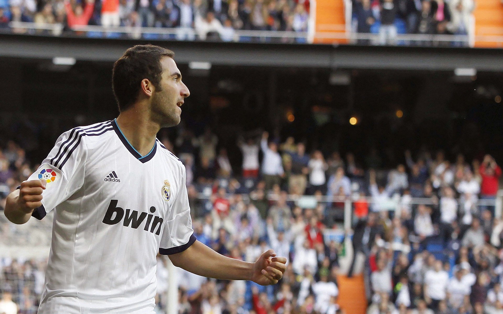 半岛体育 -F1赛车赛场焦点！比利时队对阵意大利队，战况跌宕起伏，悬念直到终场